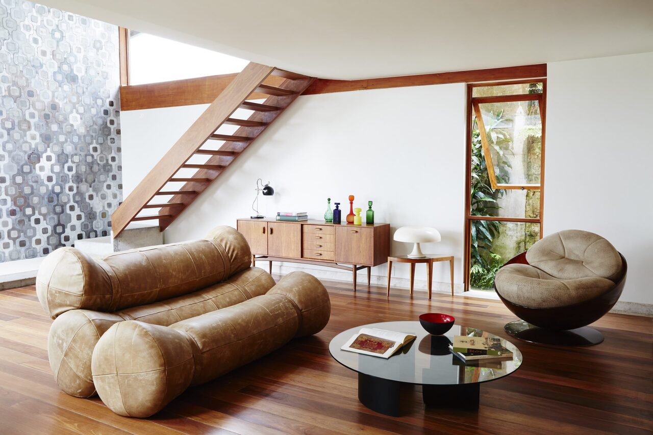 Living room with the Soriana sofa and garden window